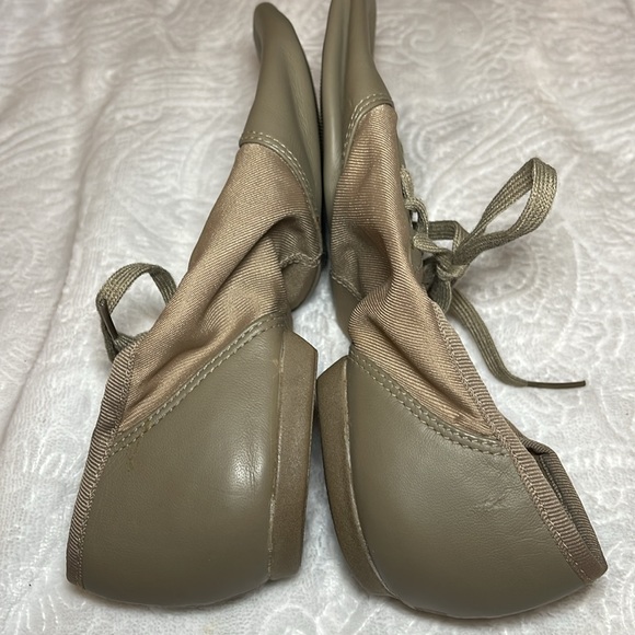 Capezio Split Sole Jazz Shoe. Size 9. NWOT - Picture 6 of 9